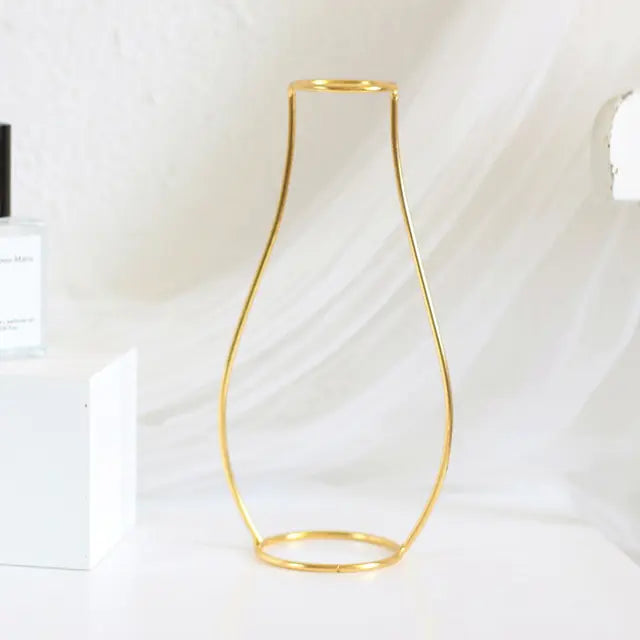 Nordic style iron flower vase with dried flowers